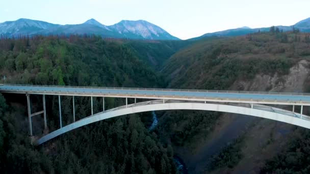 ジョージ パーク ハイウェイ アラスカ州道3号線沿いのハリケーン ガルフ橋の上の鋼製アーチ橋構造の4Kドローンビデオデナリ州立公園近く — ストック動画