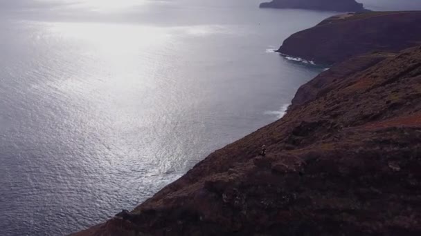 Воздушный Кадр Женщины Сидящей Краю Скалы Выходящей Атлантический Океан Орбитальный — стоковое видео
