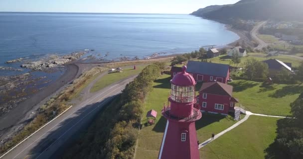 カナダ ケベック州のセント ローラン川に面した赤い灯台 — ストック動画