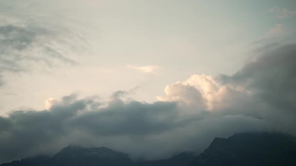 Солнце Садится Облака Итальянских Альпах — стоковое видео