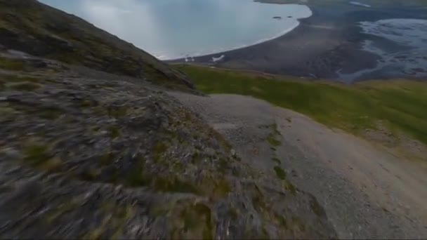 Fpv Drohne Surft Rand Eines Hohen Berges Island — Stockvideo