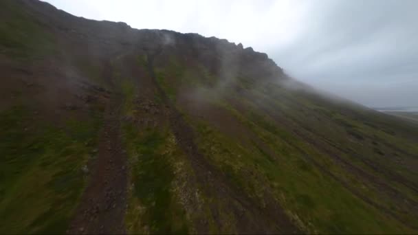Fpvドローン近接山を飛んで 過去の雲 アイスランドで — ストック動画