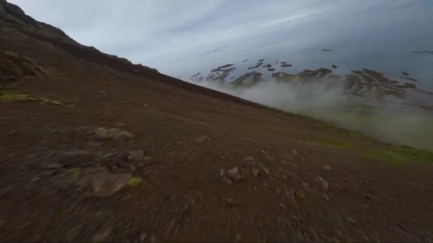 Fpv Drone Surfuje Krawędzi Stromej Góry Islandii — Wideo stockowe