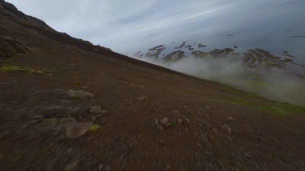 Fpv Drone Surfar Nerför Kanten Ett Brant Berg Island — Stockvideo