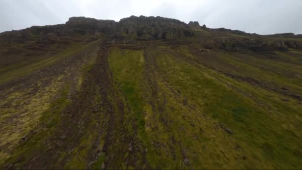 在冰岛用Fpv无人机飞上山顶 — 图库视频影像