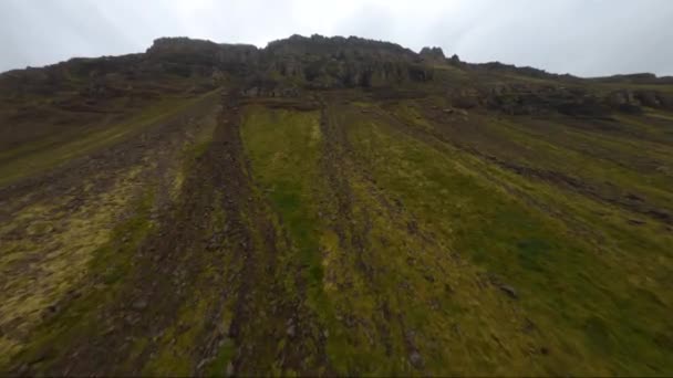 Flyg Upp Till Bergstopp Med Fpv Drönare Island — Stockvideo