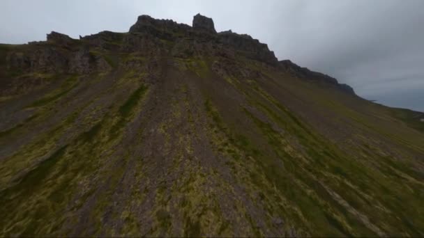 Nähe Fpv Drohnenflug Auf Den Gipfel Eines Isländischen Berges Und — Stockvideo