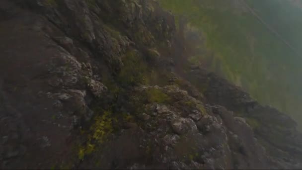 Fpv Drönare Dyker Genom Molnen Nedför Kanten Ett Berg Island — Stockvideo