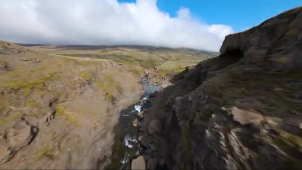 Vol Proximité Basse Altitude Dessus Une Rivière Montagne Avec Drone — Video