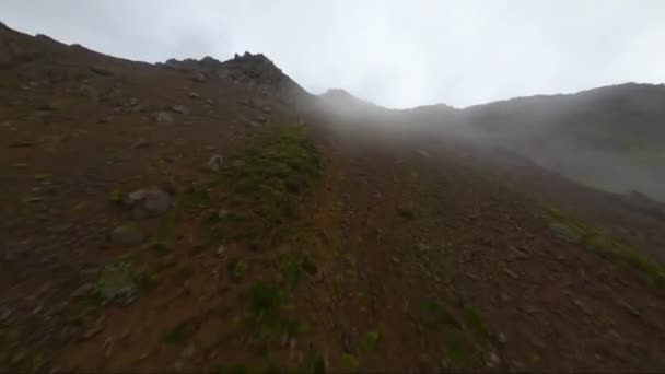 Felszáll Egy Hegycsúcsra Felhők Között Izlandon — Stock videók