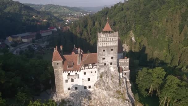 Zamek Dracula Otoczony Górami Nad Wioską Bran — Wideo stockowe