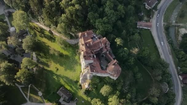 Hög Dolly Skott Ovanför Dracula Slott Och Omgivande — Stockvideo