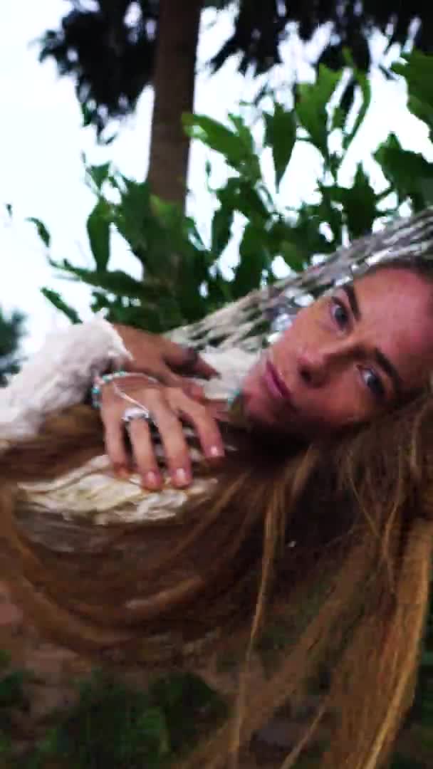 Linda Chica Pecosa Balanceándose Hamaca Bajo Árbol Sonriente Feliz Video — Vídeos de Stock