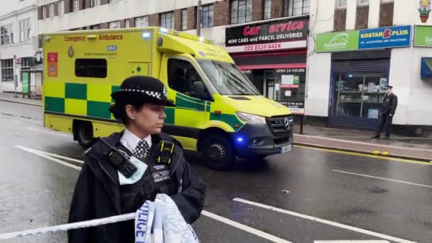 Una Ambulancia Aleja Lentamente Escena Crimen Pasa Junto Oficial Policía — Vídeo de stock