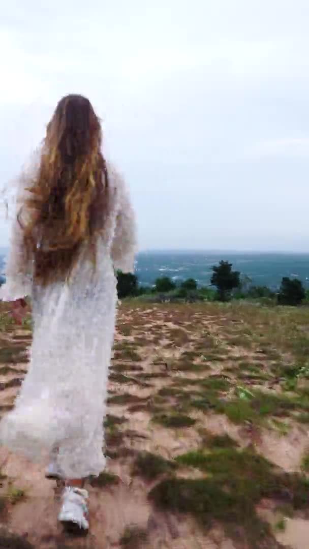 Detrás Chica Influencer Moda Lindo Vestido Blanco Corriendo Tierra Estéril — Vídeo de stock