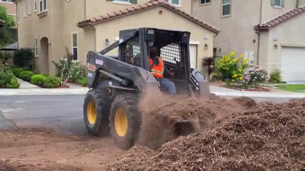 Worker Bobcat Skid Steer Loader Scooping Mound Mulch Neighborhood Suburb — Stock Video