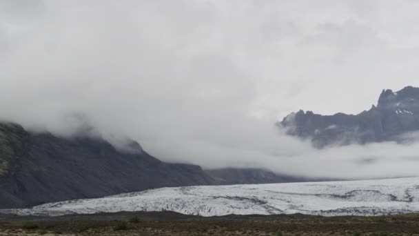 アイスランドのFjallsrlnは 過酷で凍った氷河の風景を左から右へと撮影しました — ストック動画