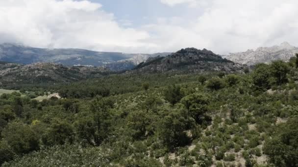 Alacsony Szintű Drónantenna Sierra Guadarrama Epikus Mozgóképes Hegyvonulatai Felett Parque — Stock videók