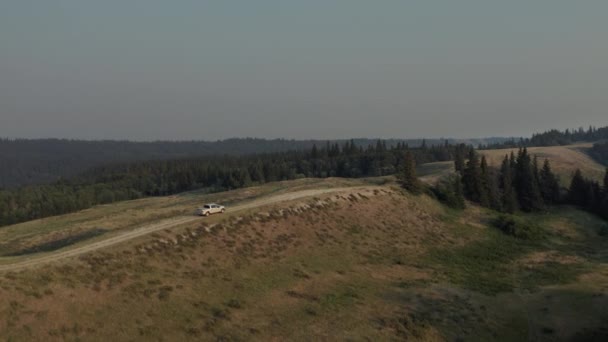 Flyg Överflygning Ovanför Lastbil Som Kör Grusväg Bergen Saskatchewan Kanada — Stockvideo