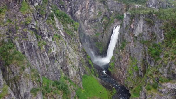 Erstaunlicher Vringsfossen Wasserfall Canyon Luftaufnahme Rückwärts Riesige Wassermassen Fallen Von — Stockvideo