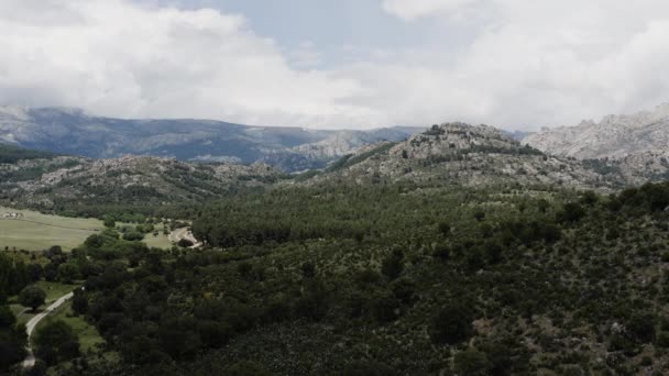 Aérea Suave Lenta Descendente Sobre Sierra Guadarrama Cerca Manzanares Real — Vídeos de Stock