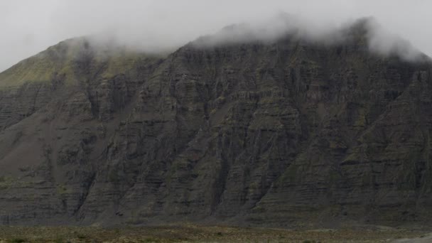Zlanda Daki Fjallsrand Yamaçlarından Sıradağlarından Kayalık Tepeler Bulutlarla Kaplıdır — Stok video
