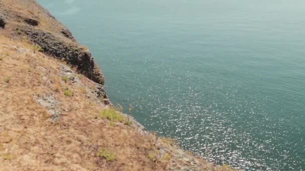 Стоя Краю Луговых Скал Хелливелла Глядя Вниз Прекрасные Океанские Воды — стоковое видео