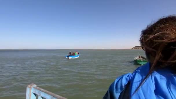 Кінотеатрі Жінкою Яка Бачить Рибальський Човен Залишає Маленький Порт Лагуна — стокове відео