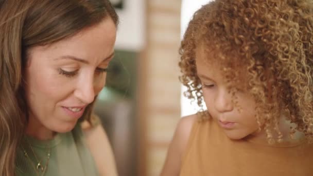 Primer Plano Retrato Caucásico Madre Hijo Tener Feliz Conversación Casa — Vídeos de Stock