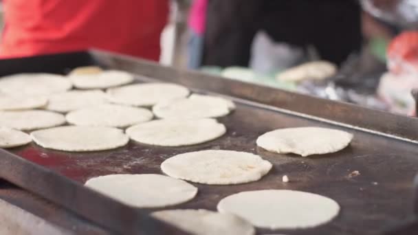 Señorita Mexicana Haciendo Tortillas Comal — Vídeo de stock