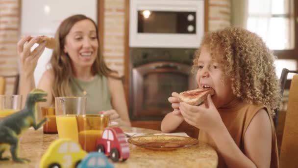 Kıvırcık Sarı Saçlı Anne Çocuk Yemek Masasında Mutlu Bir Kahvaltı — Stok video