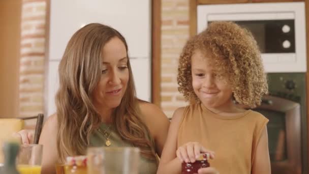 Kıvırcık Saçlı Çocuk Annesiyle Birlikte Bir Kavanoz Çilek Reçeli Açıyor — Stok video