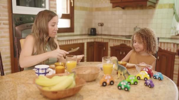 Maman Répand Beurre Sur Une Tranche Pain Pour Petit Déjeuner — Video