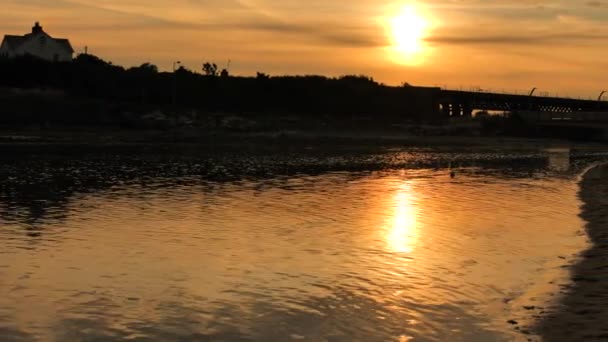 Hluboký Oranžový Západ Slunce Nad Řekou Mostem Slunce Odráží Vodě — Stock video