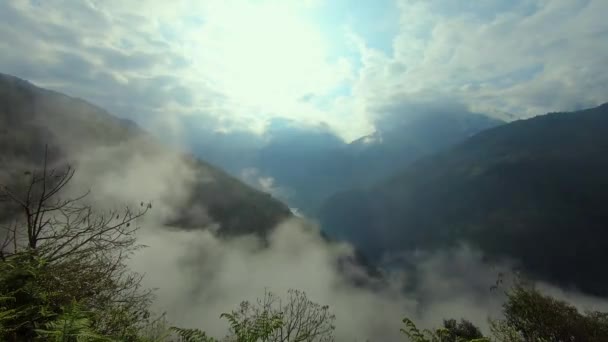 午前中は雲と山の背景に覆われた劇的なムーディー スカイ — ストック動画