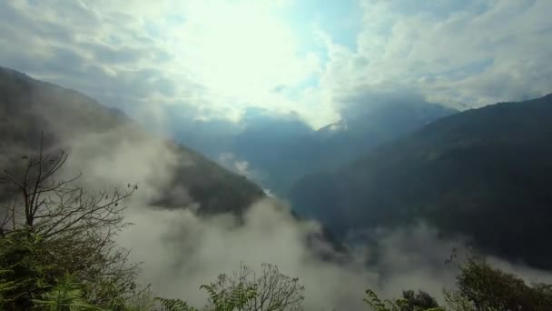 Dramatisk Lynnig Himmel Täckt Med Tunga Låga Moln Och Berg — Stockvideo