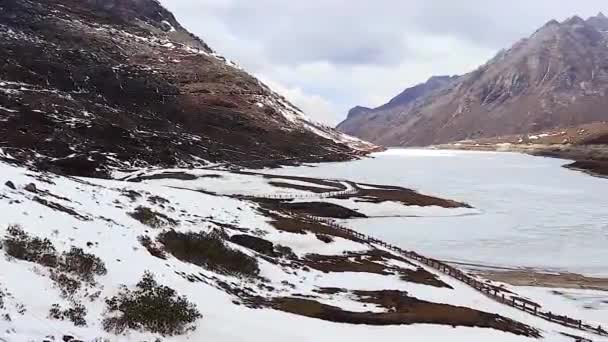 Fryst Sela Sjö Med Snö Mössa Berg Och Klarblå Himmel — Stockvideo