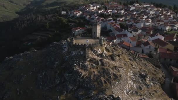 Belas Ondas Mulher Como Drone Puxa Para Trás Castelo Mostrando — Vídeo de Stock