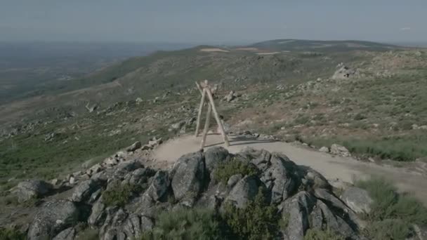 Güzel Bir Vadiye Bakan Kayalık Bir Tepenin Üstünde Sallanan Bir — Stok video
