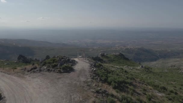 Drone Empurra Farao Swing Com Uma Mulher Roupas Brancas Balançando — Vídeo de Stock