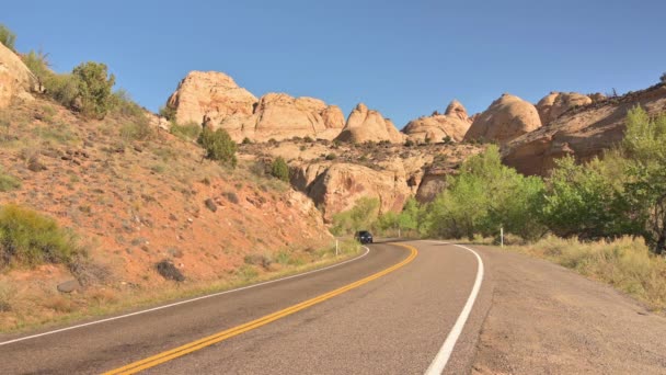 Traffic Remote Highway Passing Sandstone Domes Capitol Reef National Park — Vídeo de Stock