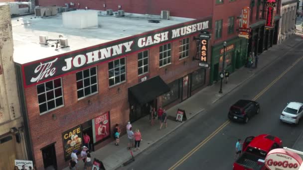 ジョニー キャッシュ博物館 お菓子屋さんに行って 音楽町 Honkyトンクブロードウェイ地区による標識やロゴの空中 通りの眺め — ストック動画