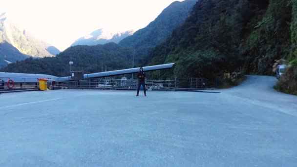 Человек Прикрывающий Лицо Время Пандемии Изоляции Новой Зеландии Летающий Дрон — стоковое видео