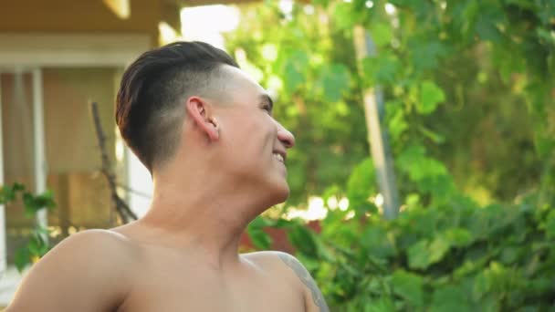 Zavřít Happy Usmívání Atraktivní Millennial Dobře Upravené Vlasy Chatování Přáteli — Stock video