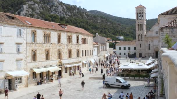 Gente Caminando Suelo Empedrado Fuera Catedral San Esteban Hvar Croacia — Vídeos de Stock