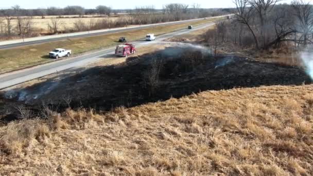 Vigili Del Fuoco Spegnere Incendio Boschivo Lungo Autostrada Nella Contea — Video Stock