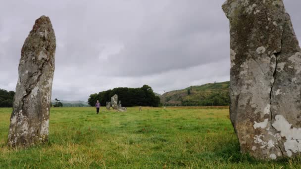 Dame Marche Travers Les Pierres Debout Kilmartin Glen — Video