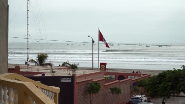 Panoramiczna Panorama Miasta Góry Budynkami Flagą Peru Małe Domki Oceanem — Wideo stockowe