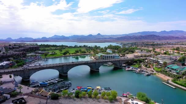 Pomalu Přeletěl Kanál Skutečný Londýnský Most Lake Havasu City Arizoně — Stock video