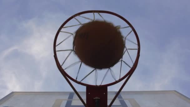Mann Wirft Ball Tagsüber Auf Basketballkorb Auf Spielplatz Niedriger Winkel — Stockvideo